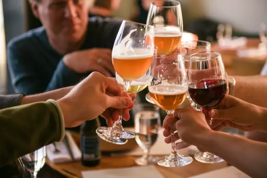 Un grupo de viajeros comparte una copa en un bar de San Francisco.