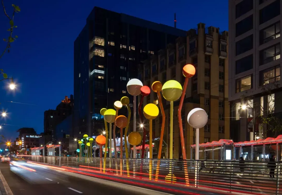 “Sem título” de Jorge Pardo, 2022, Van Ness Avenue & Geary Street Boarding Platforms.