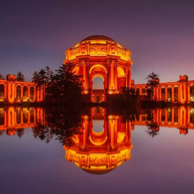 Palace of Fine 艺术 at night.